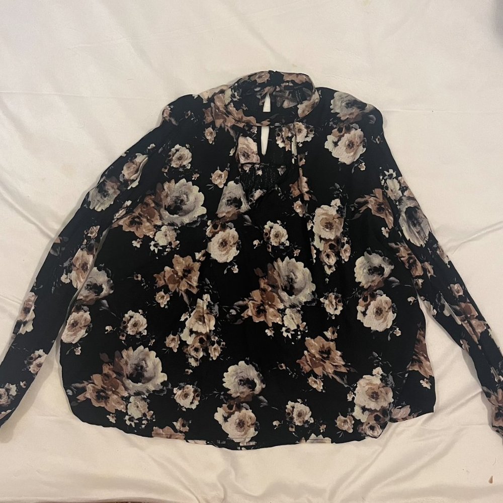 FOREVER 21 Floral Blouse with Keyhole Front